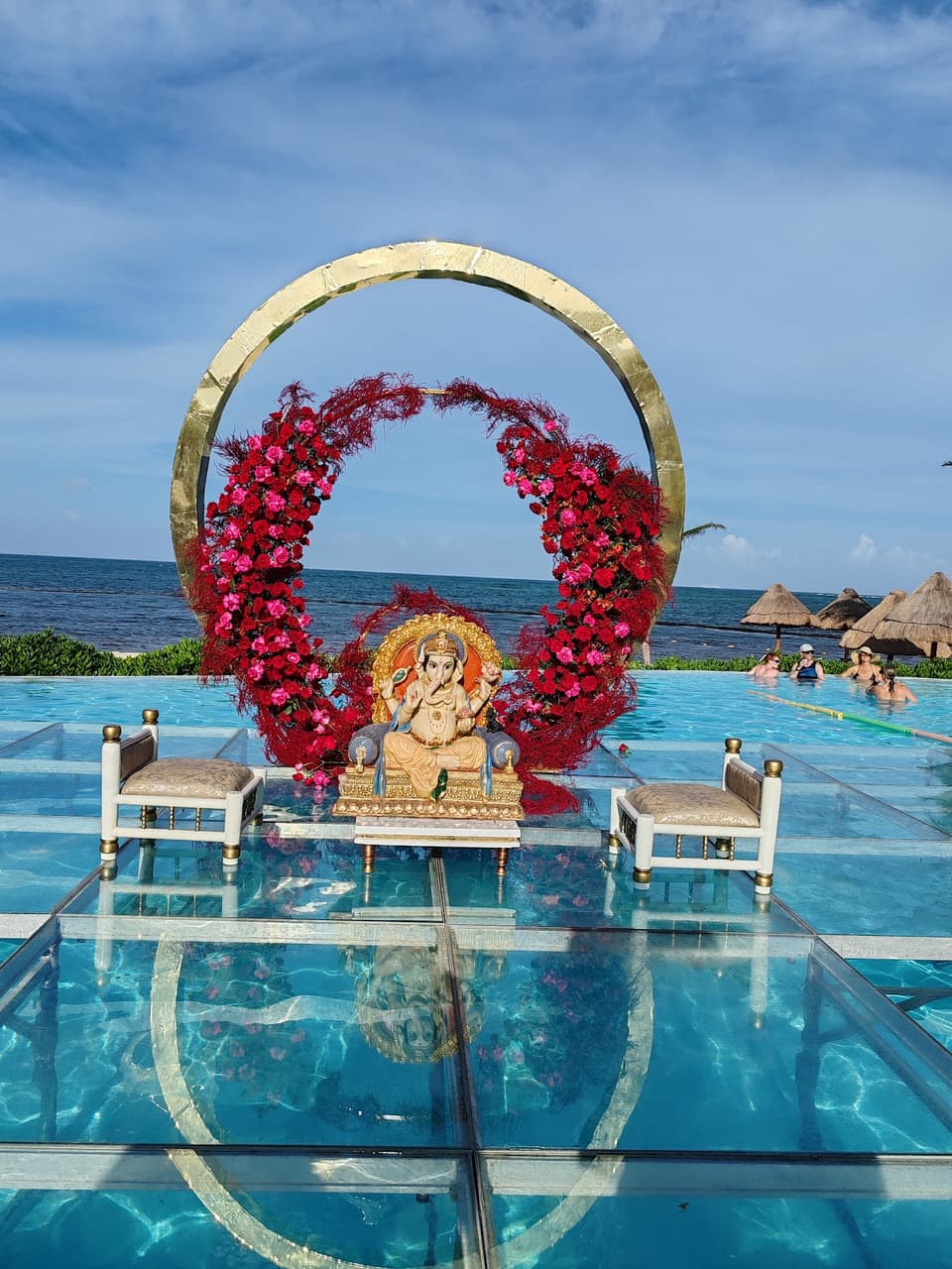 Arco decorativo de herrería artística para evento junto al mar