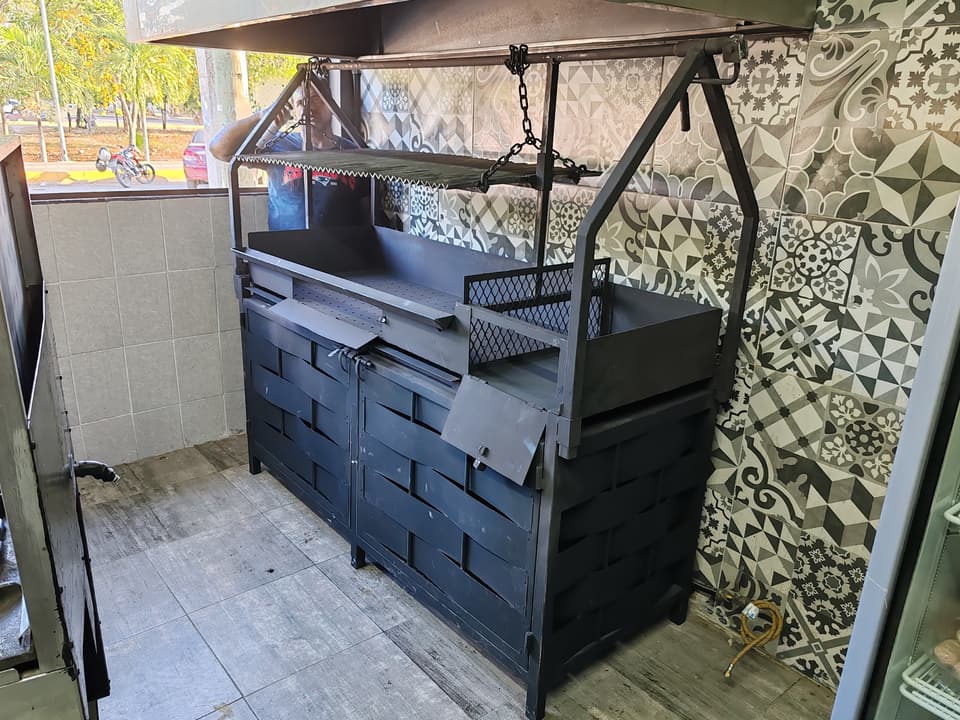 Asador de herrería a la medida con gabinete de acero negro