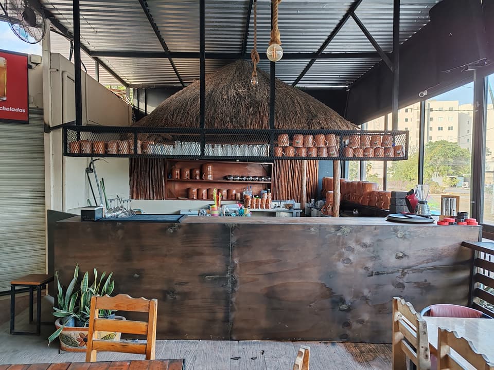 Barra de restaurante de herrería y carpintería con techumbre metálica