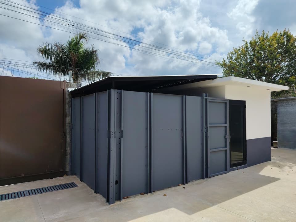 Caseta de acero para cuarto de máquinas