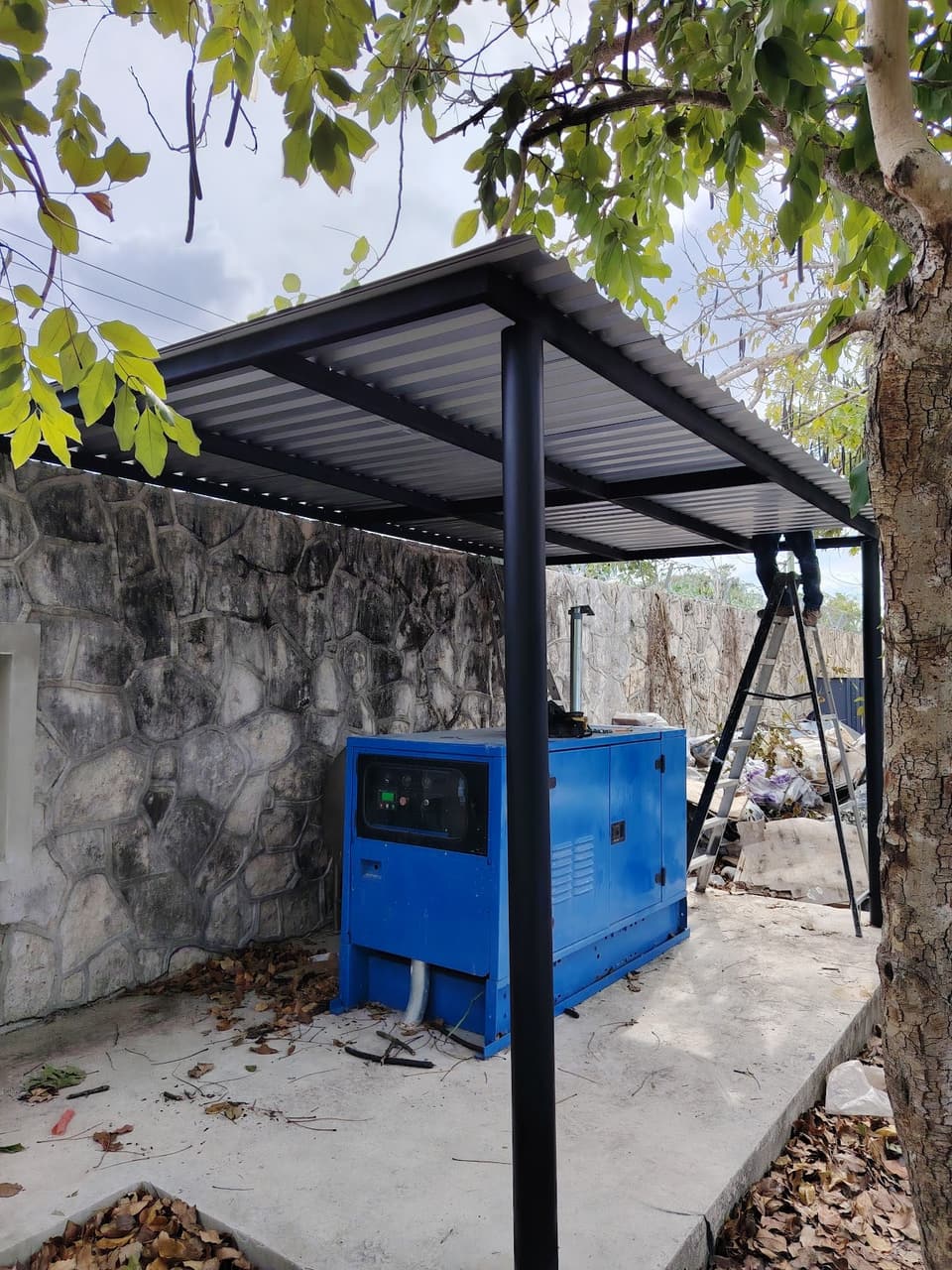 Cobertizo metálico para protección de planta eléctrica