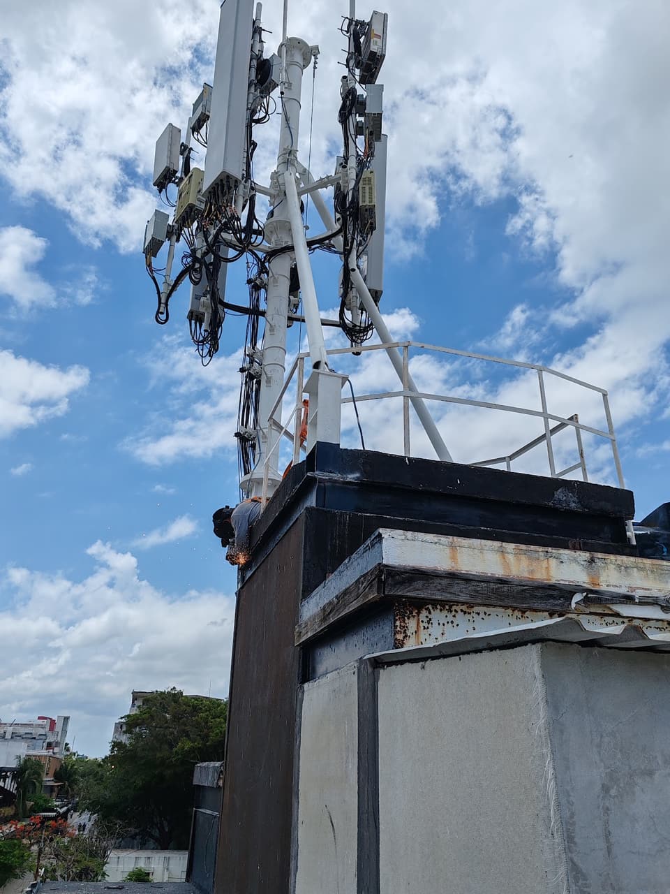 Estructura metálica para equipo de telecomunicaciones en azotea