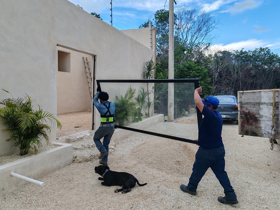 Equipo de Grupo Jassa instalando marco de aluminio en obra residencial
