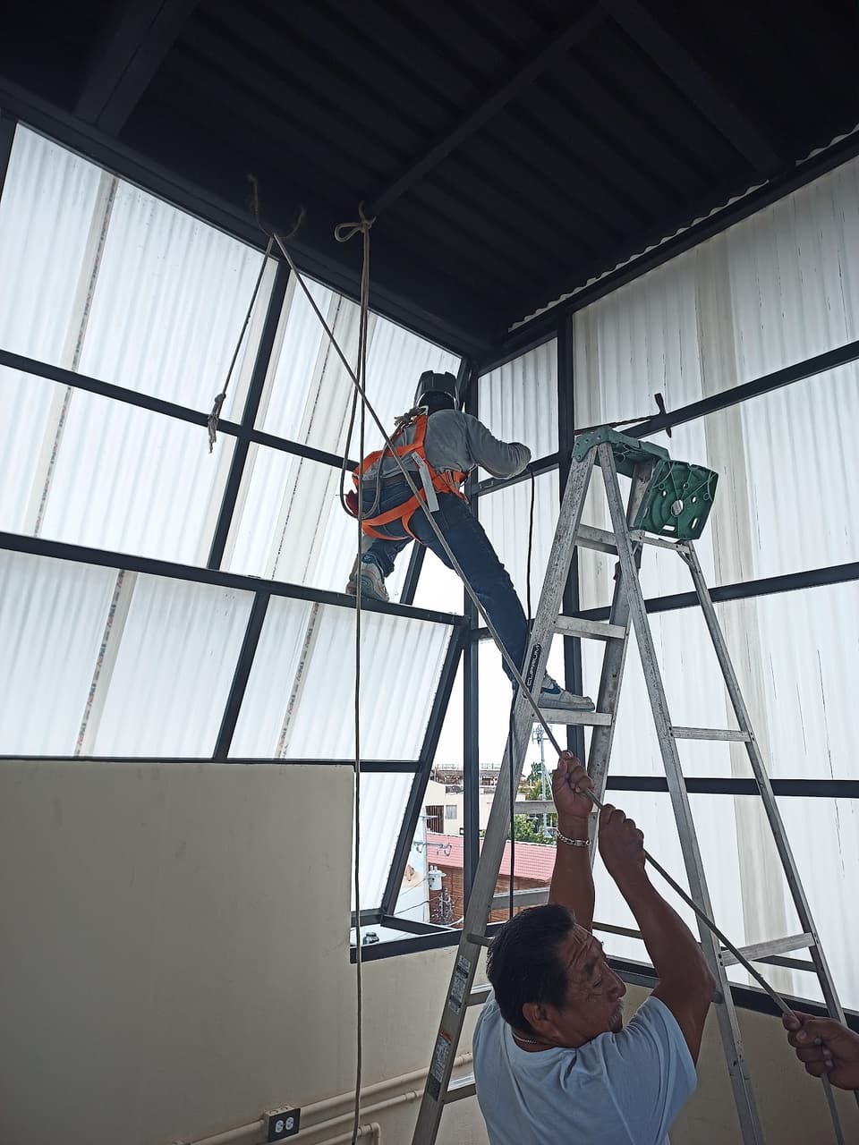 Instalación de lámina en nave industrial