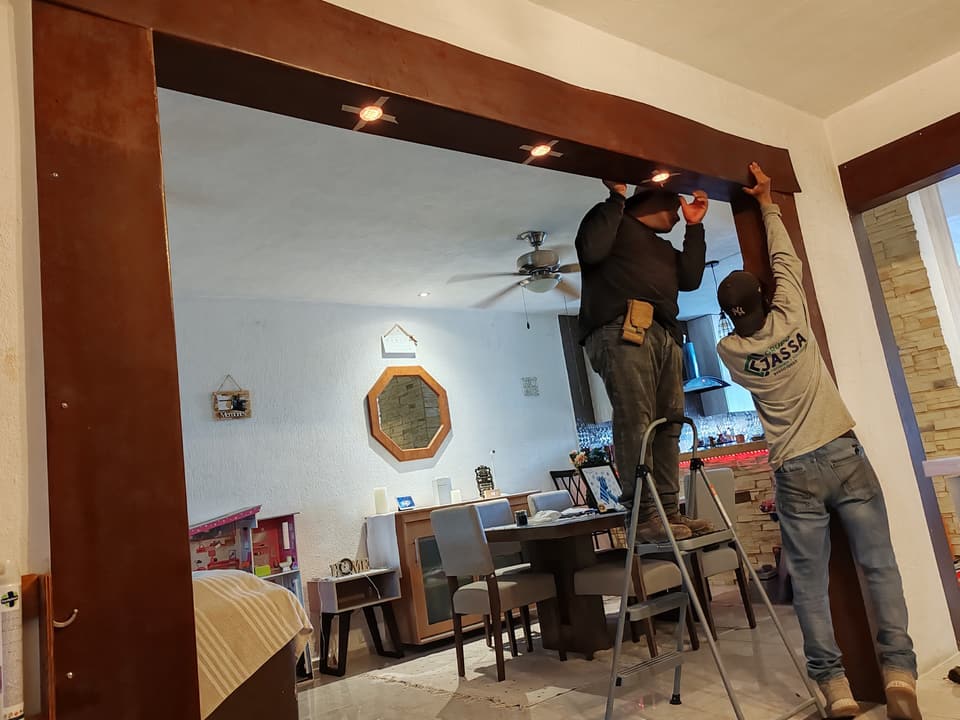 Instalación de marco de madera, proyecto de herrería y carpintería