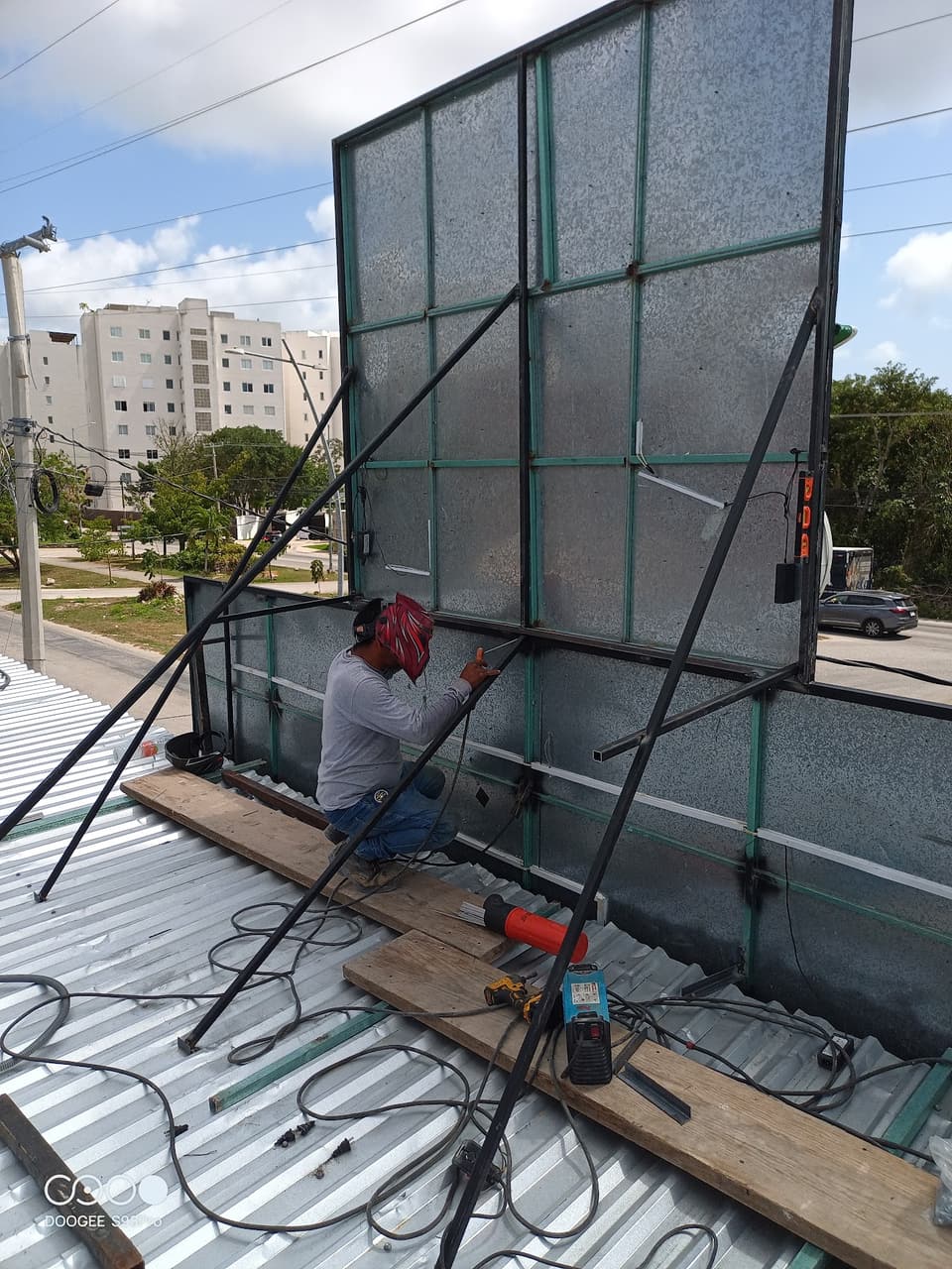 Instalación de paneles de vidrio con estructura metálica en azotea