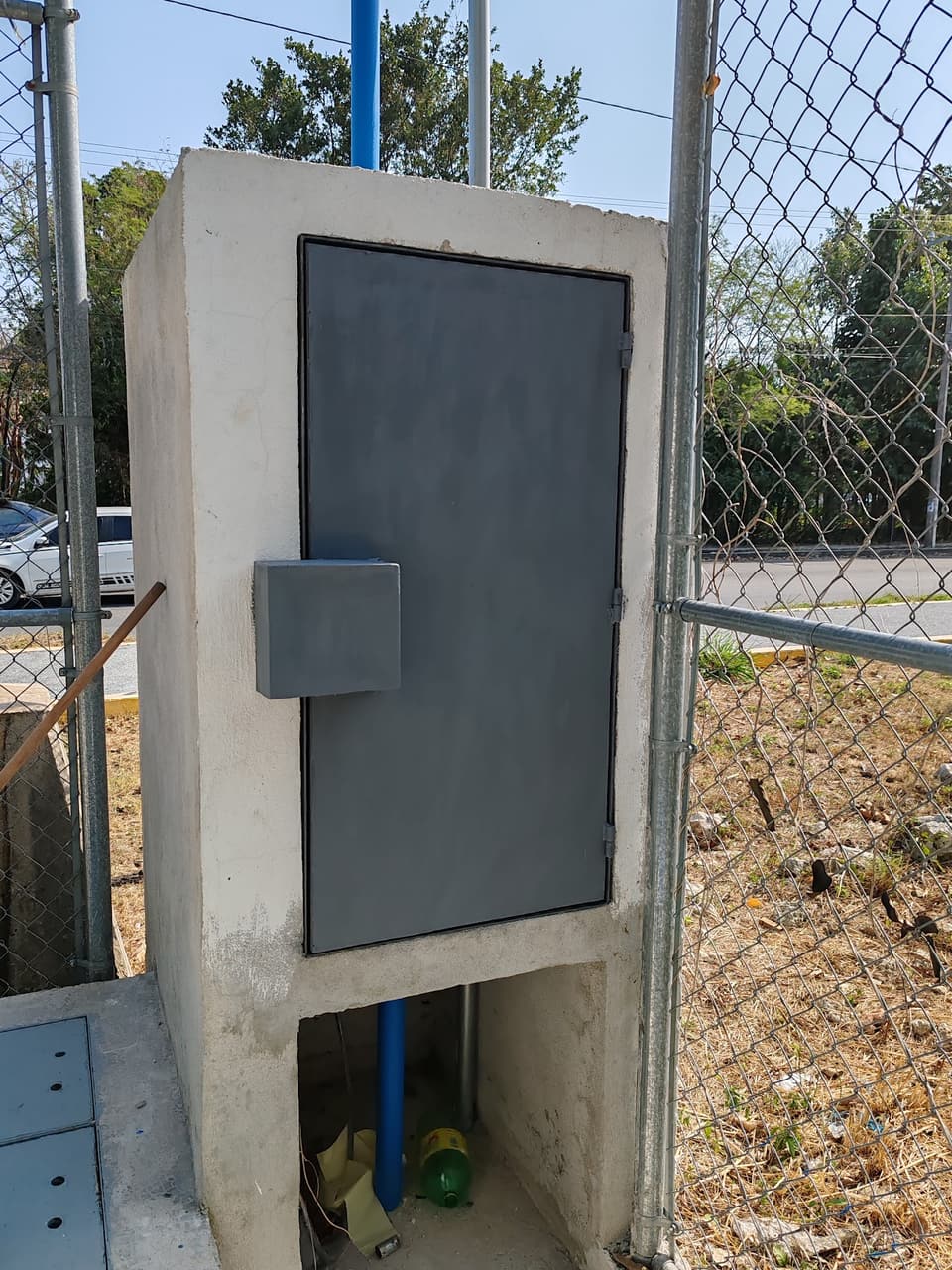 Protección de herrería con puerta de acero para registro eléctrico