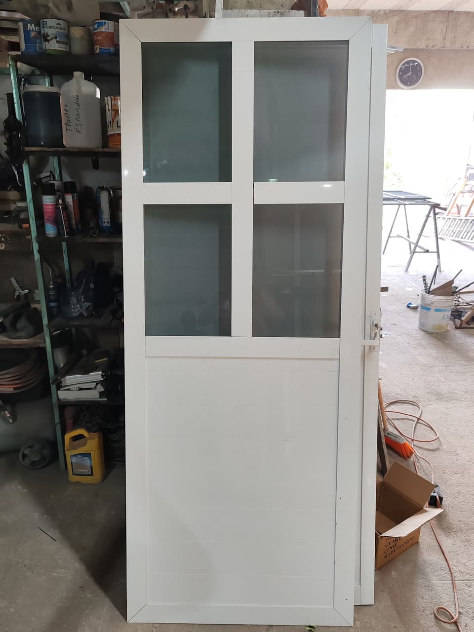 Puerta de aluminio blanco con vidrio esmerilado