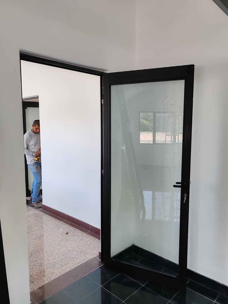 Puerta de aluminio negro con vidrio claro