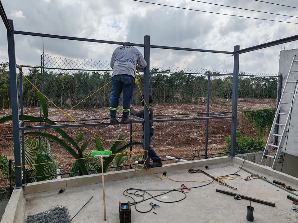 Soldador de Grupo Jassa instalando barandal en azotea