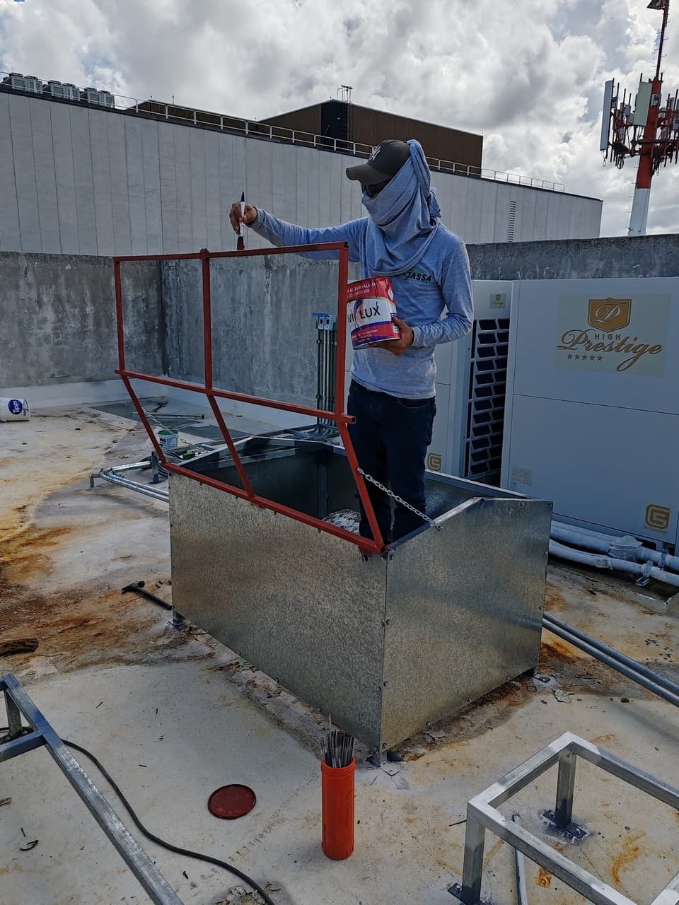 Trabajo de soldadura en estructura metálica sobre azotea