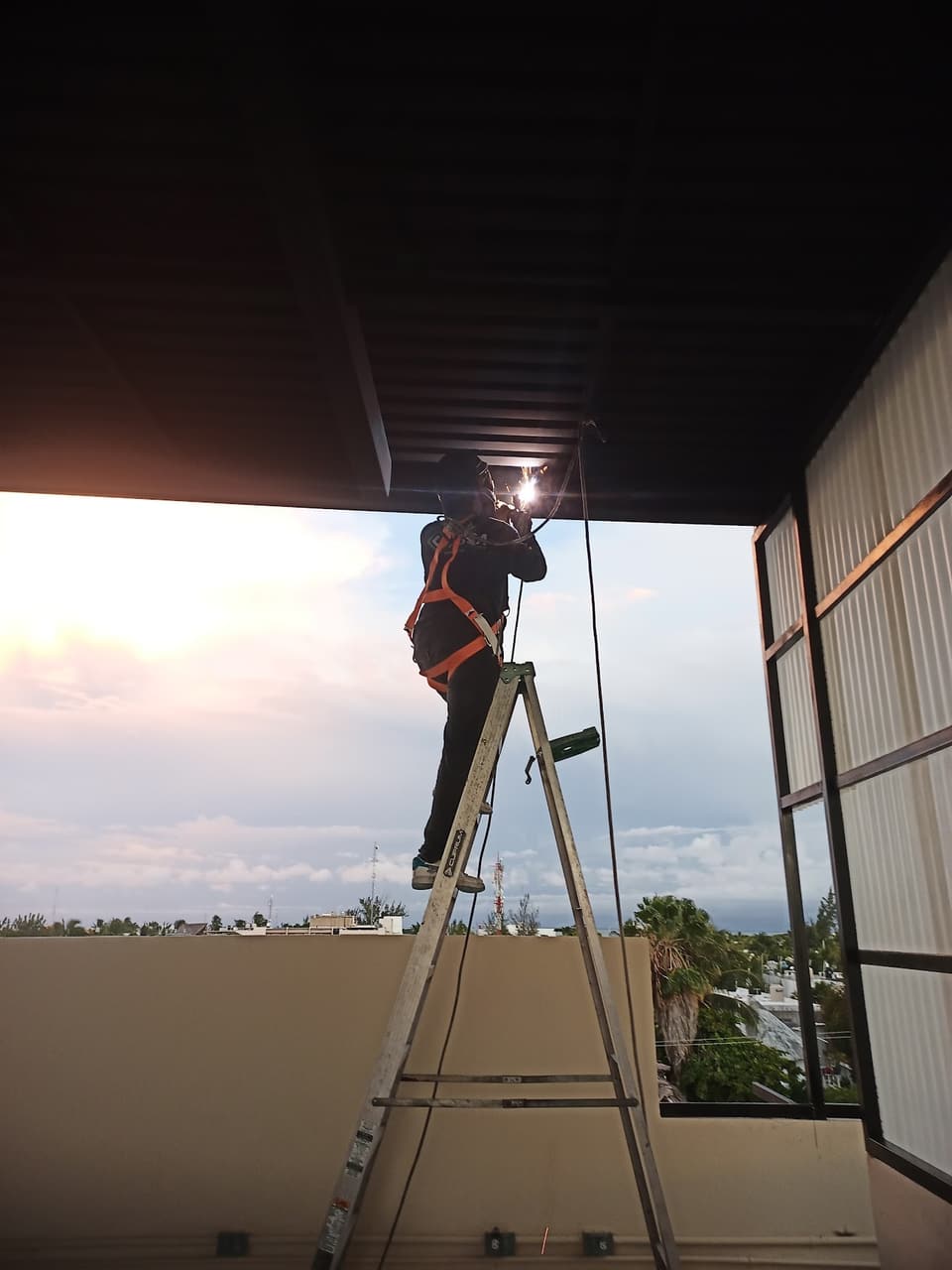 Soldadura en techo metálico a gran altura