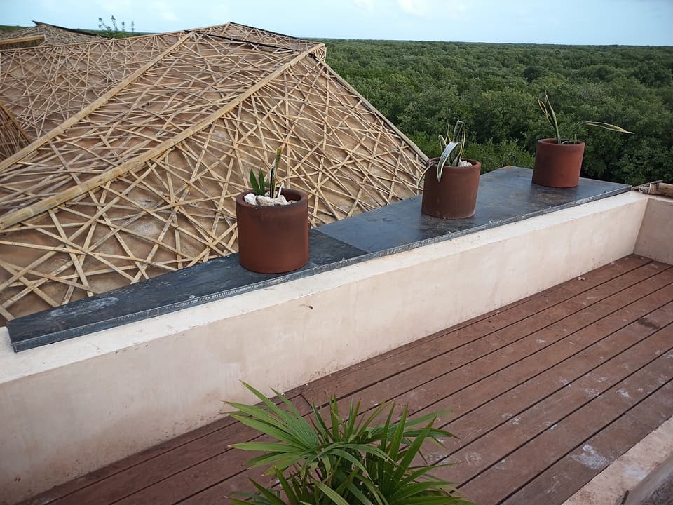 Terraza con estructura artística de acero y fibras naturales